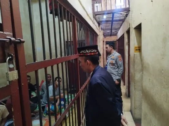 Polres Aceh Tengah Laksanakan Binrohtal Rutin untuk Tahanan, Tekankan Pentingnya Shalat Lima Waktu