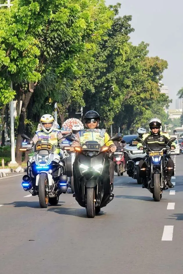 Naik Motor, Kakorlantas Polri Tinjau Langsung Pengamanan Lalu Lintas Puncak HUT ke-80 RI