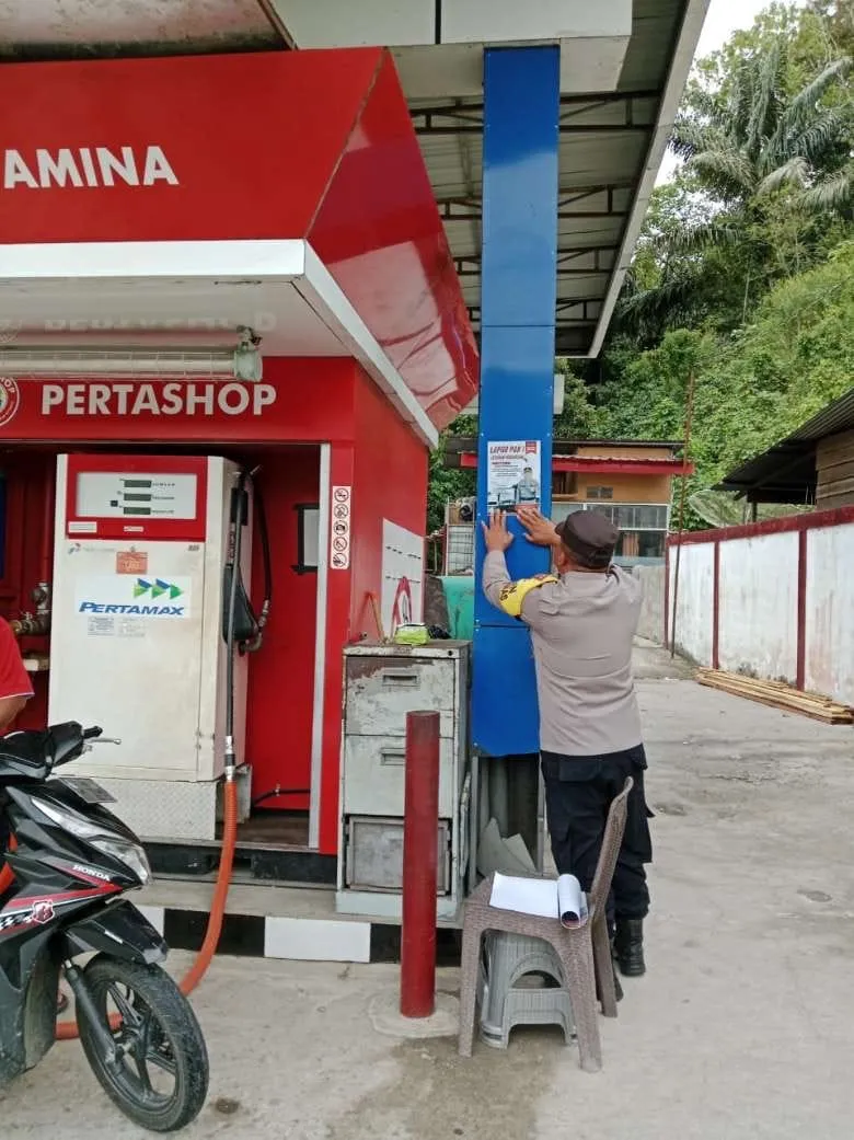 Perkuat Layanan Publik, Polsek Silih Nara Tempel Brosur “Lapor Pak Kapolres” di Lokasi Strategis