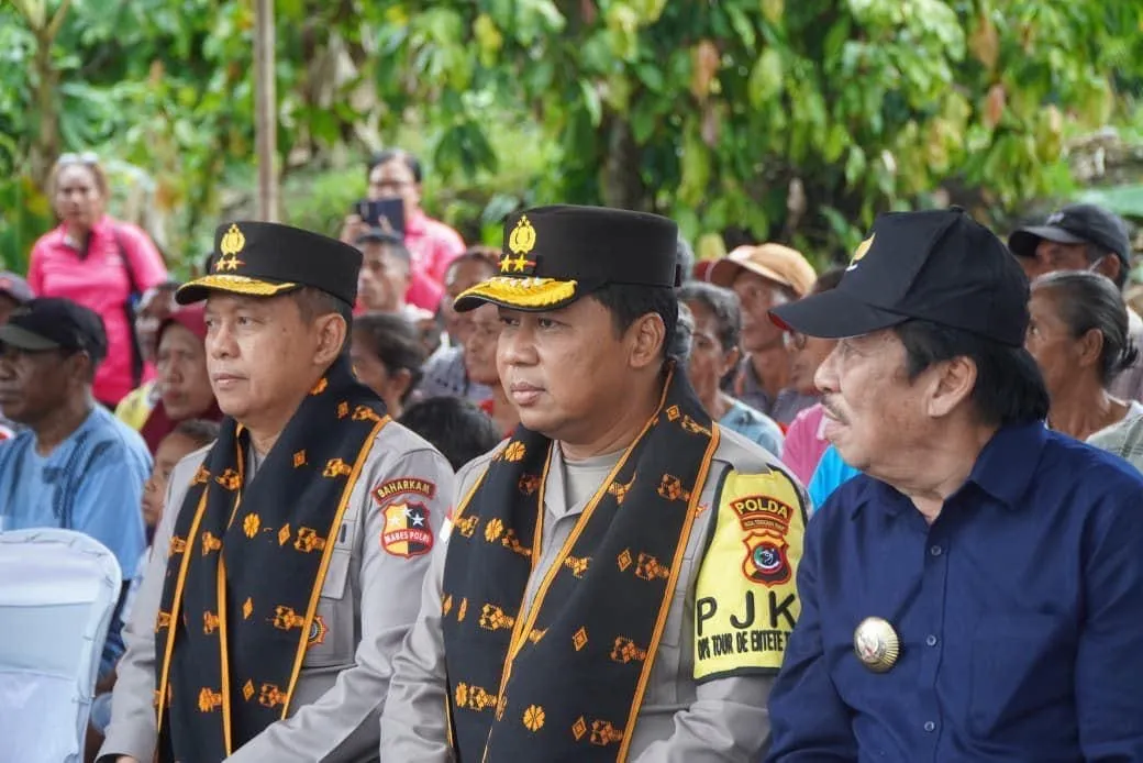 Bantuan Kemanusiaan Polri Tiba di Mauponggo, Disambut Antusias Warga dan Bupati