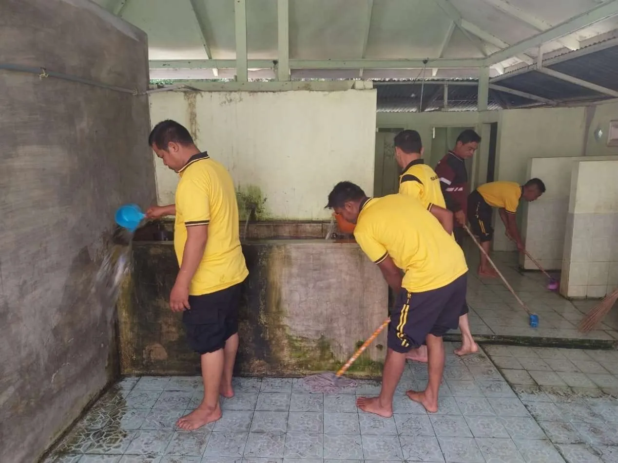 Polsubsektor Rusip Antara Gelar Aksi Peduli Kebersihan Masjid Babul Ulum Lewat Jumat Bersih