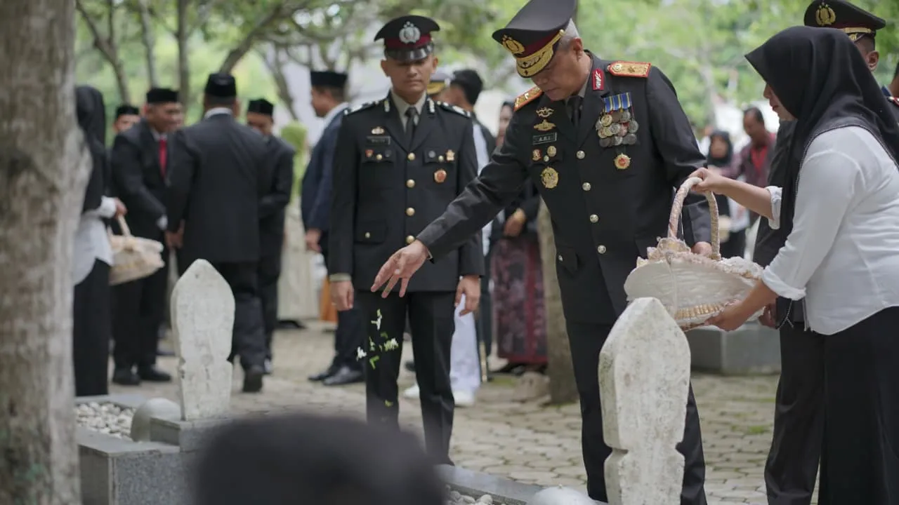 Wakapolda Aceh Ikuti Upacara Ziarah Nasional Hari Pahlawan di TMP