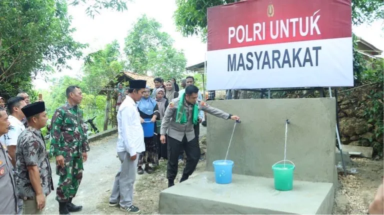 Atasi Krisis Air Bersih, Kapolres Bangkalan Berikan Bantuan Sumur Bor