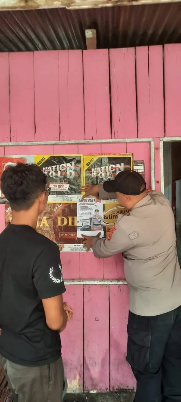 Polsek Kute Panang Tempelkan Brosur “Lapor Pak” di Ruang Publik, Dukung Program Kapolres Aceh Tengah