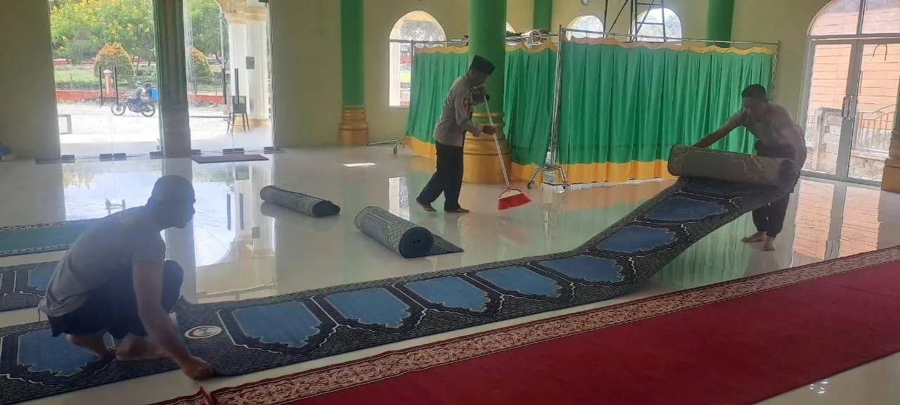 Polsek Ketol Wujudkan Kepedulian Lewat Jumat Bersih di Masjid Taqwa Berawang Gading