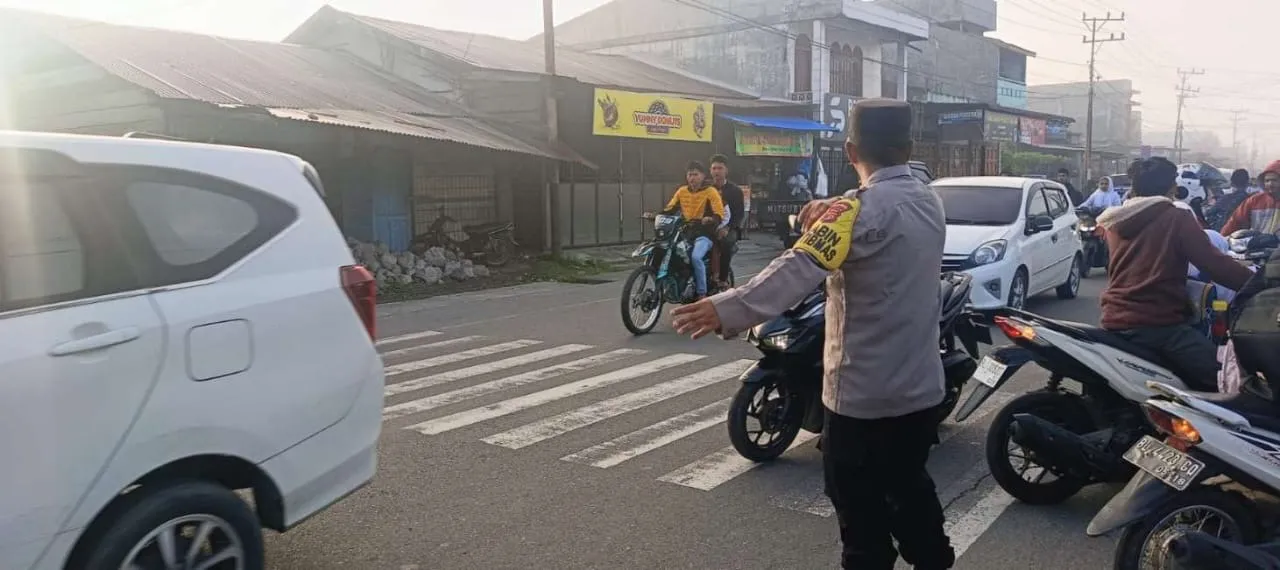 Polsek Pegasing Hadir di Pagi Hari, Bantu Anak Sekolah dan Warga Menyebrang Jalan dengan Humanis