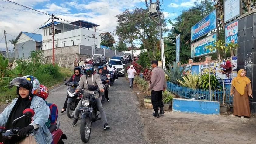 Hadir di Tengah Masyarakat, Polsek Bebesen Lakukan Pengaturan Pagi di Titik Padat Aktivitas Depan Sekolah