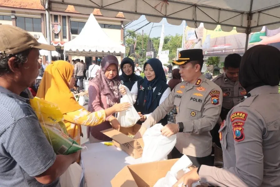 30 Ton Beras Ludes dalam 3 Jam, Pasar Murah Polres Bojonegoro Diserbu Warga