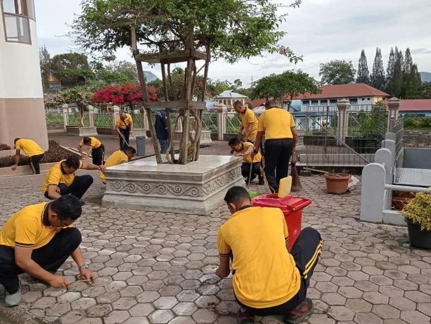Bakti Sosial Jumat Bersih, Polsek Lut Tawar Hadir di Masjid Taqwa