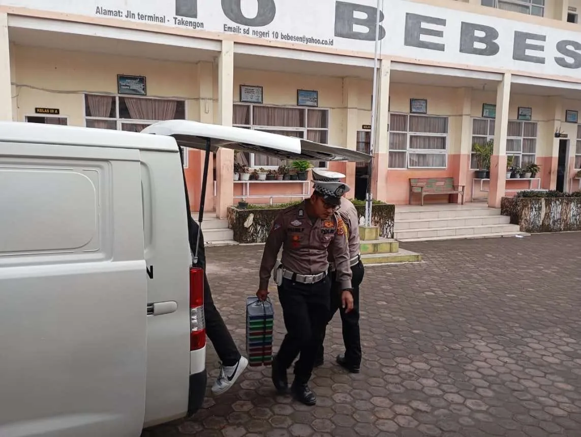 Satlantas Polres Aceh Tengah Kawal Distribusi 12.648 Paket Makan Gratis ke Sekolah-sekolah
