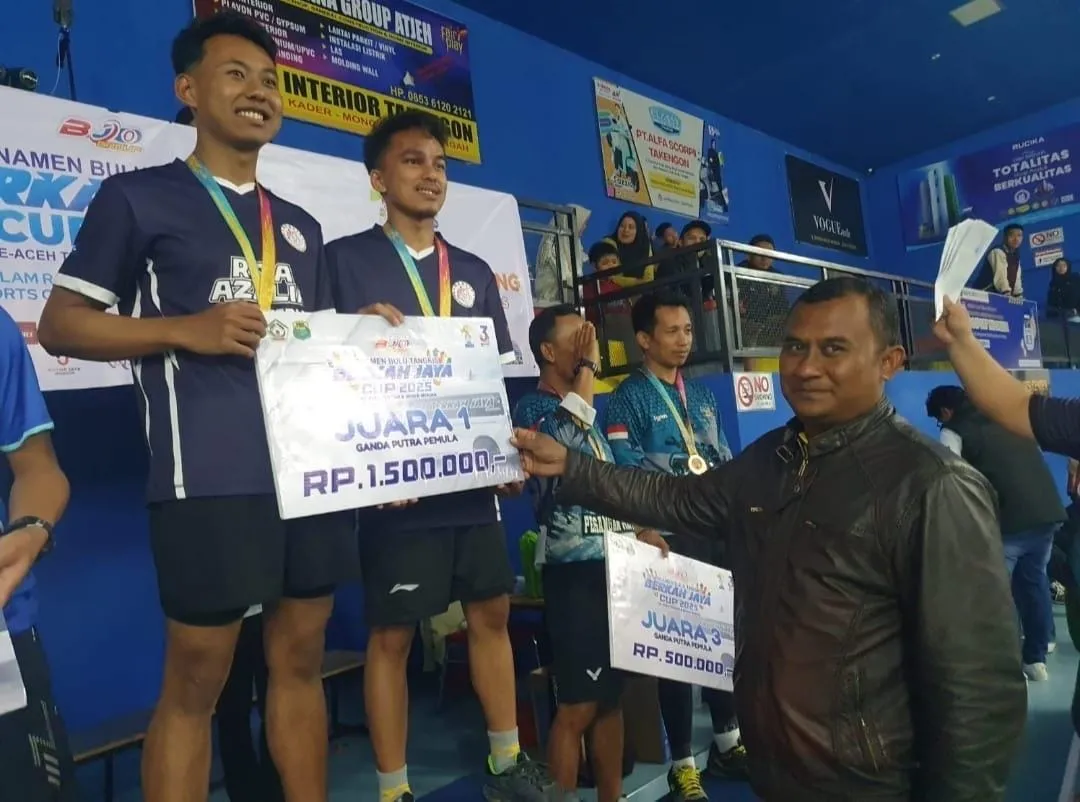 Turnamen Bulutangkis Berkah Jaya Cup Resmi Ditutup, Kapolsek Kota Takengon Wakili Kapolres Serahkan Hadiah