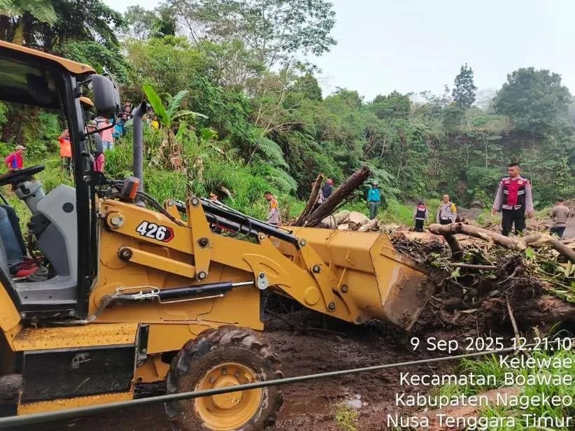 Sinergi Polres Nagekeo Bantu Korban Banjir Mauponggo Nagekeo