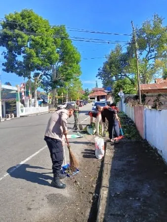 Sambut HUT RI ke-80, Warga, Bhabinsa, dan Bhabinkamtibmas Polsek Lut Tawar Gelar Gotong Royong 