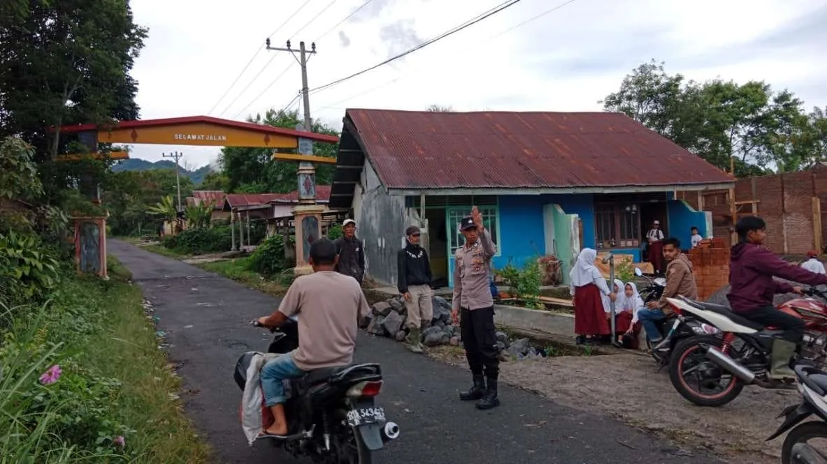 Wujudkan Kamseltibcarlantas, Polsek Kute Panang Giat Amankan Jalur Sekolah Pagi hari