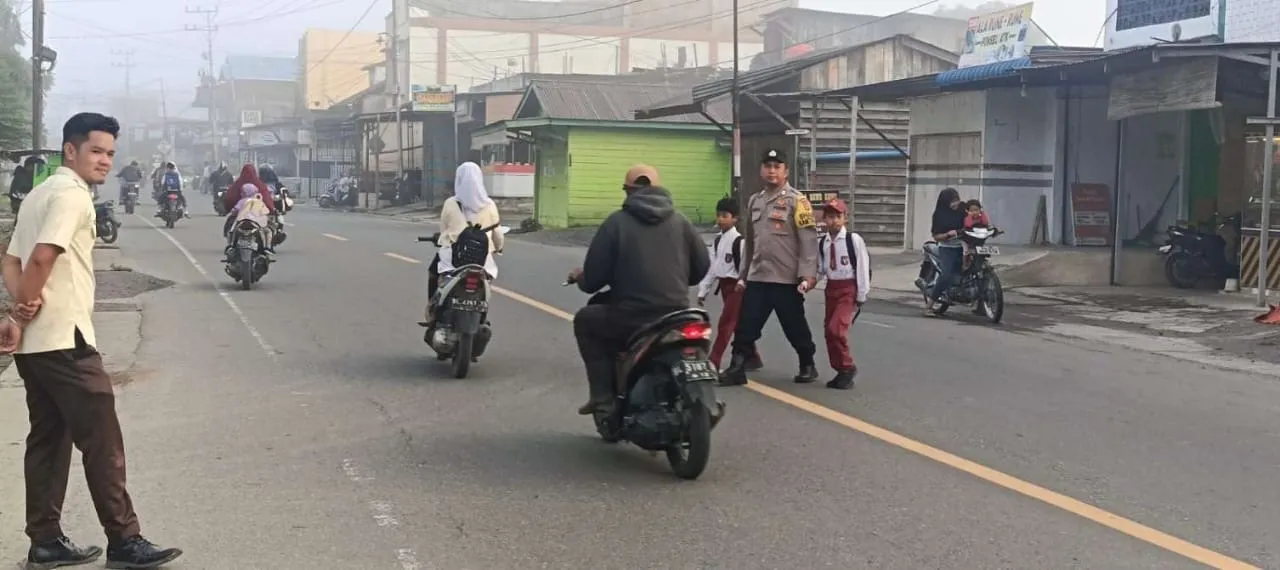 Polsek Pegasing Awali Hari dengan Kepedulian, Bantu Pelajar Menyeberang Jalan