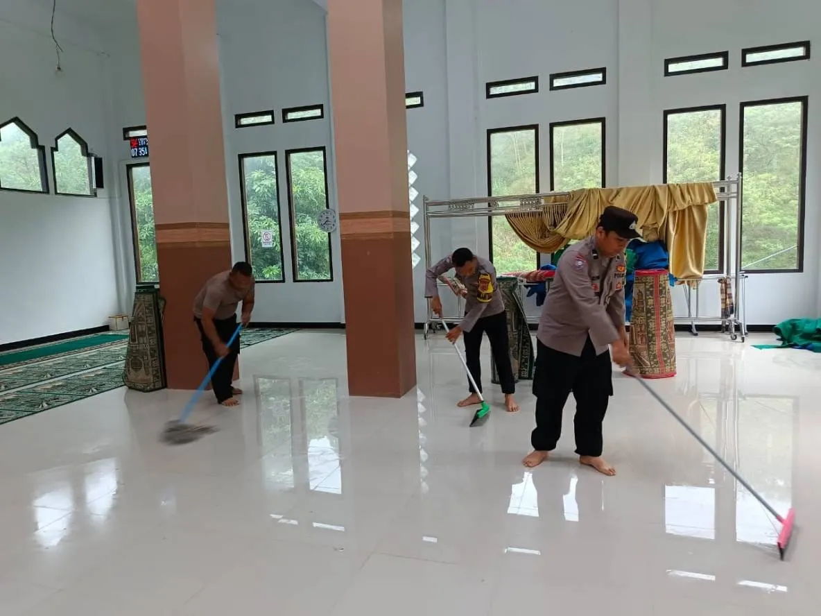 Peduli Rumah Ibadah, Polsubsektor Rusip Antara Gotong Royong Bersihkan Masjid