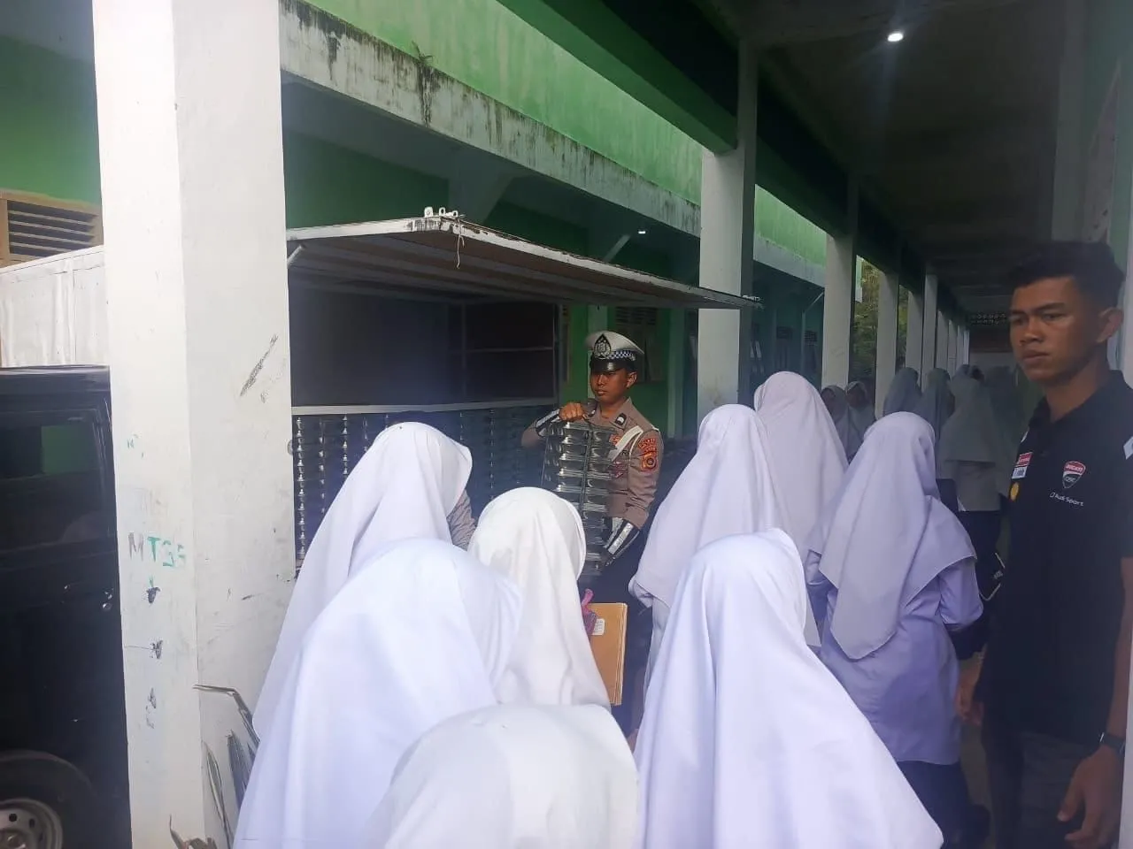 Polres Aceh Tengah Kawal Distribusi 12.648 Paket Makan Bergizi Gratis ke Sekolah