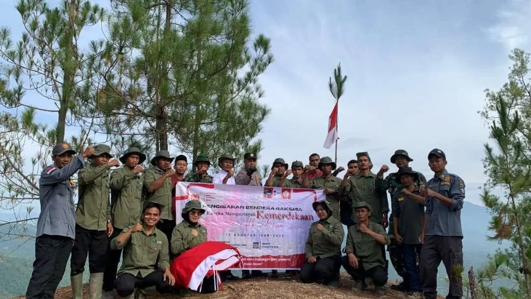 Masyarakat Kampung Linge Kibarkan Bendera Merah Putih Raksasa di Puncak Kerubung Buntul Linge