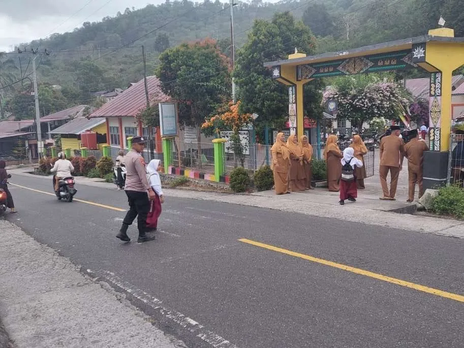 Jaga Kelancaran Lalin dan Keselamatan Pelajar, Polsek Silih Nara Gelar Strong Point Pagi di Depan Sekolah