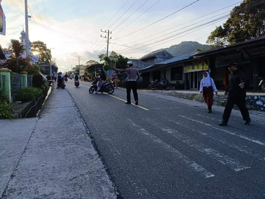 Pagi Tertib dan Aman, Polsek Silih Nara Sigap Kawal Pelajar Saat Menyeberang Jalan