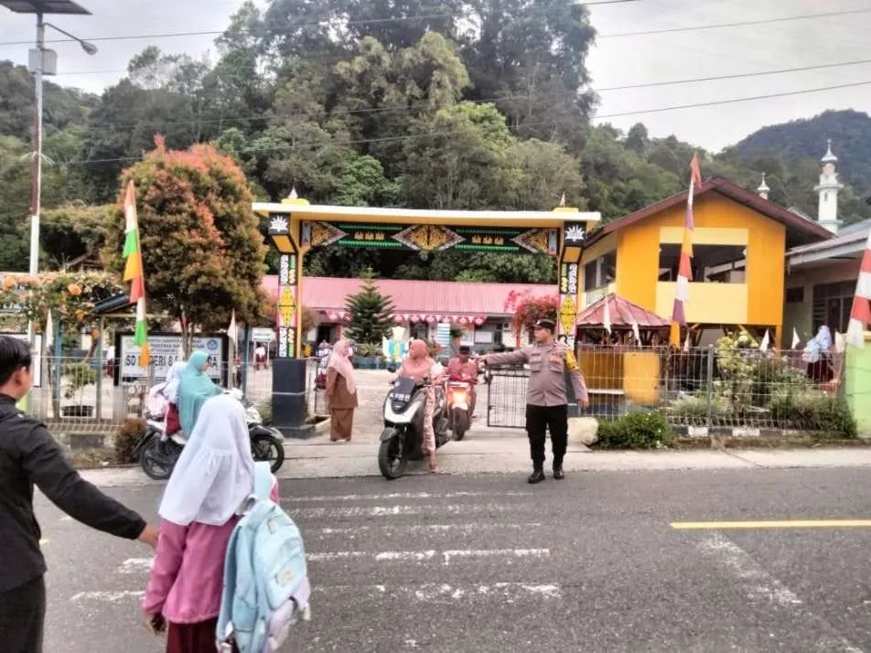 Bantu Kelancaran dan Keamanan Pelajar Menyeberang Jalan, Polsek Silih Nara Laksanakan Strong Point Pagi