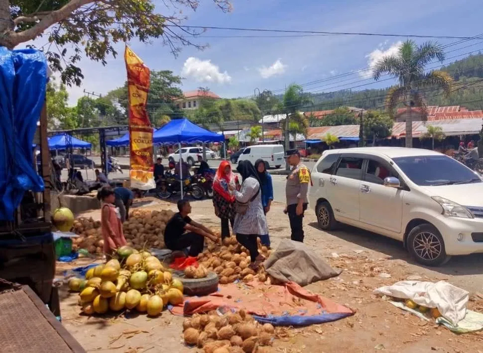 Patroli Humanis, Polsek Bebesen Pastikan Keamanan Aktivitas Warga di Pasar