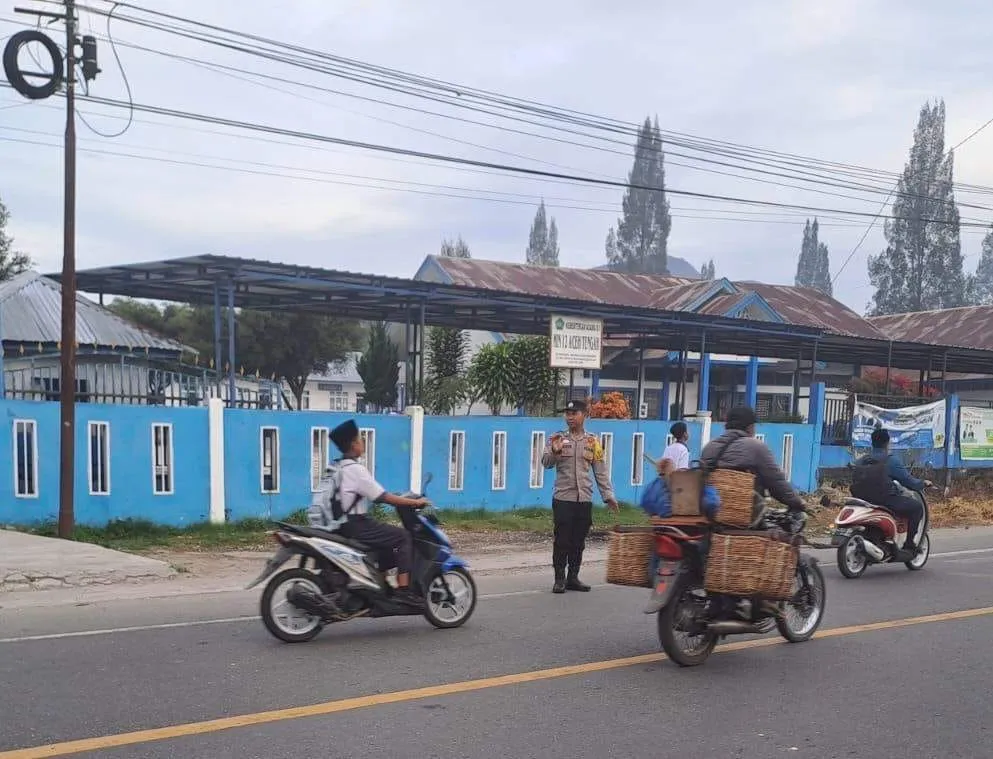 Polsek Pegasing Bantu Anak Sekolah Menyebrang, Wujudkan Lalu Lintas Aman dan Lancar