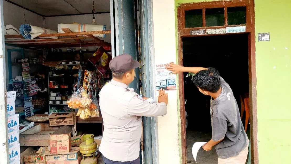 Sosialisasi Layanan “Lapor Pak Kapolres”, Polsubsektor Rusip Antara Tempelkan Brosur di Lokasi Publik