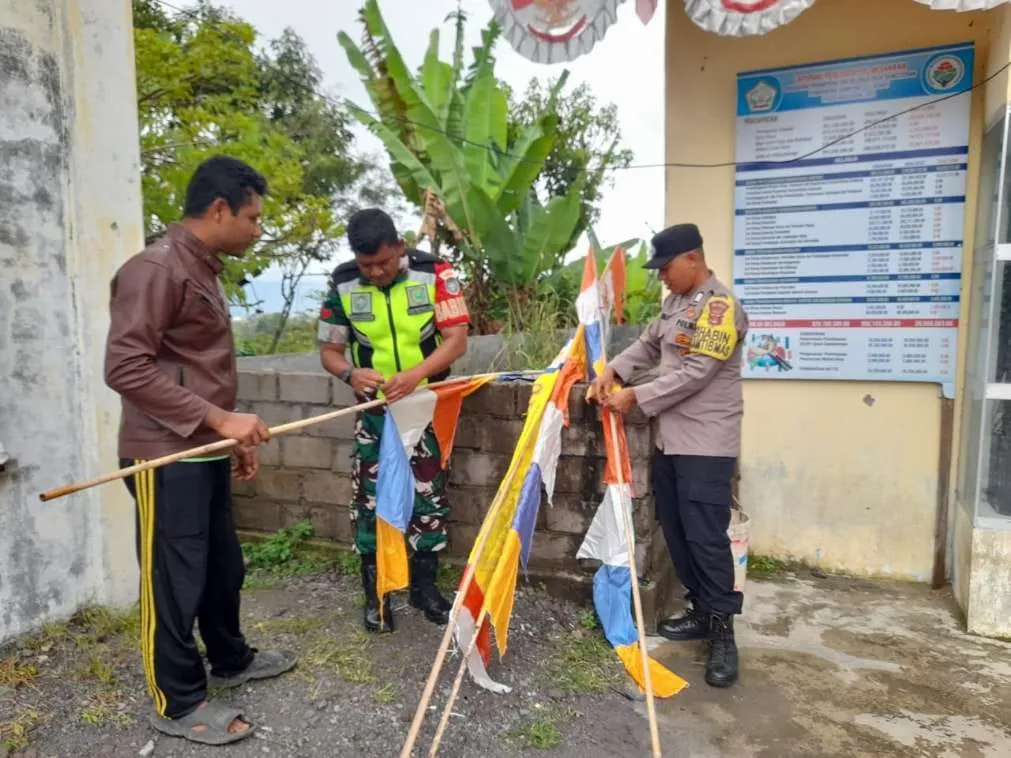 Sambut HUT RI ke-80, Bhabinkamtibmas dan Babinsa, Pasang Bendera serta Umbul-Umbul di Kampung Ulu Nuwih 