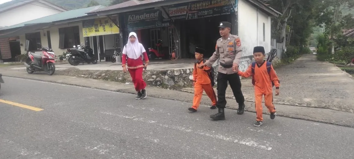 Polsek Silih Nara Awali Pagi dengan Strong Point, Wujudkan Jalan Aman bagi Pelajar