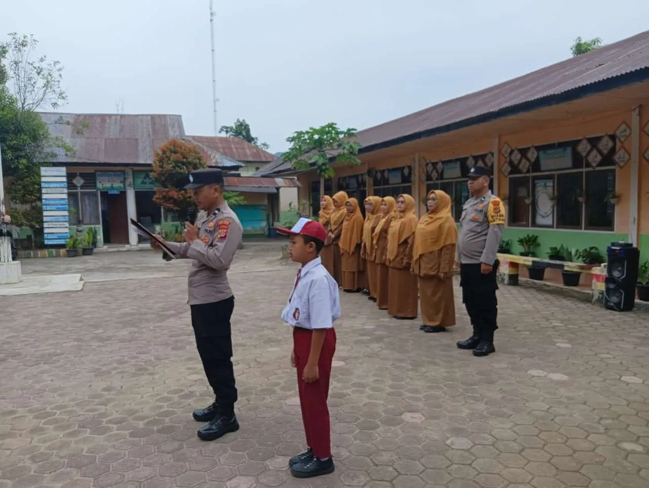 Polsek Lut Tawar Laksanakan Saweu Sikula, Kanit Binmas Jadi Pembina Upacara di SDN 10 Lut Tawar