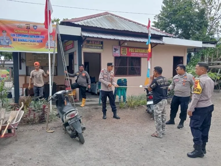 Sat Binmas dan Bhabinkamtibmas Cek Kesiapan Pos Satkamling Gunung Bukit untuk Lomba Satkamling Sejajaran Polda Aceh