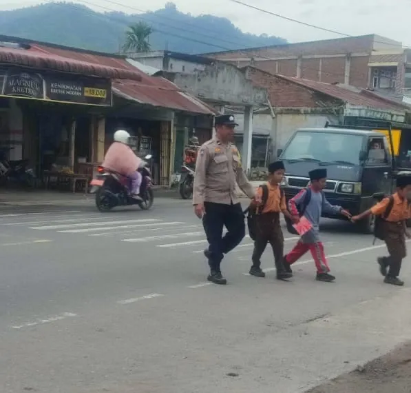 Strong Point Pagi, Polsek Pegasing Hadir Bantu Pelajar di Tengah Padatnya Lalu Lintas