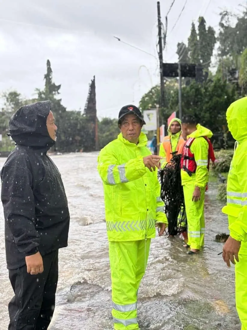 POLRI TUNJUKKAN KEPEDULIAN NYATA: 1.500 PAKET BANSOS DISALURKAN ALUMNI AKPOL 1990 UNTUK WARGA KUKAR