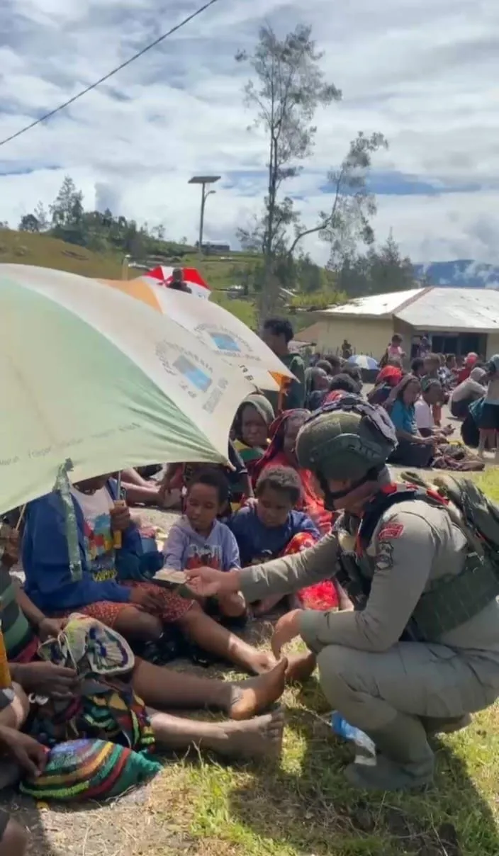 Satgas Ops Damai Cartenz Sambangi Warga Sinak, Hadirkan Rasa Aman dan Kehangatan di Tengah Masyarakat