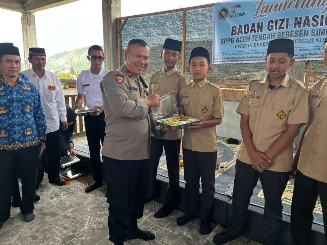 Polri Hadir untuk Masyarakat, Wakapolres Aceh Tengah Salurkan Program MBG Perdana di MTs Al-Azzam