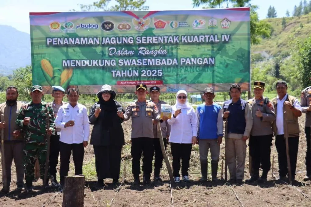 Dukung Swasembada Pangan 2025, Kapolres Aceh Tengah Tanam Jagung Serentak dan Salurkan 230 Sak Beras SPHP untuk Warga