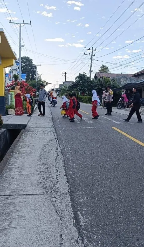 Wujudkan Kelancaran Lalu Lintas, Polsek Silih Nara Lakukan Strong Point Pagi di Depan Sekolah