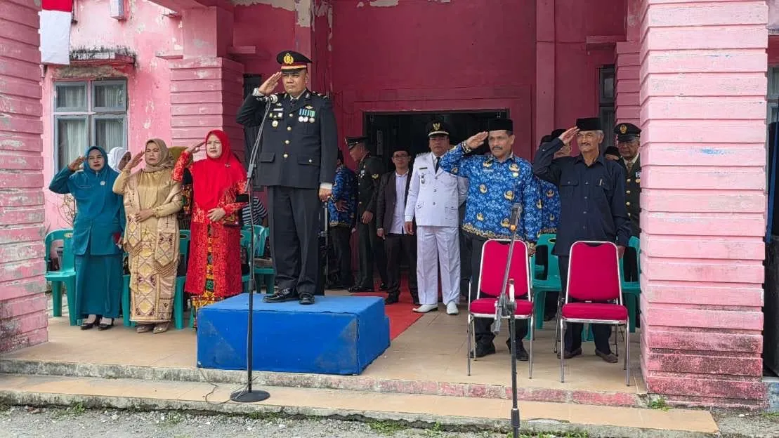 Semarak HUT RI ke-80, Kapolsek Kute Panang Pimpin Upacara di Lapangan Kantor Camat