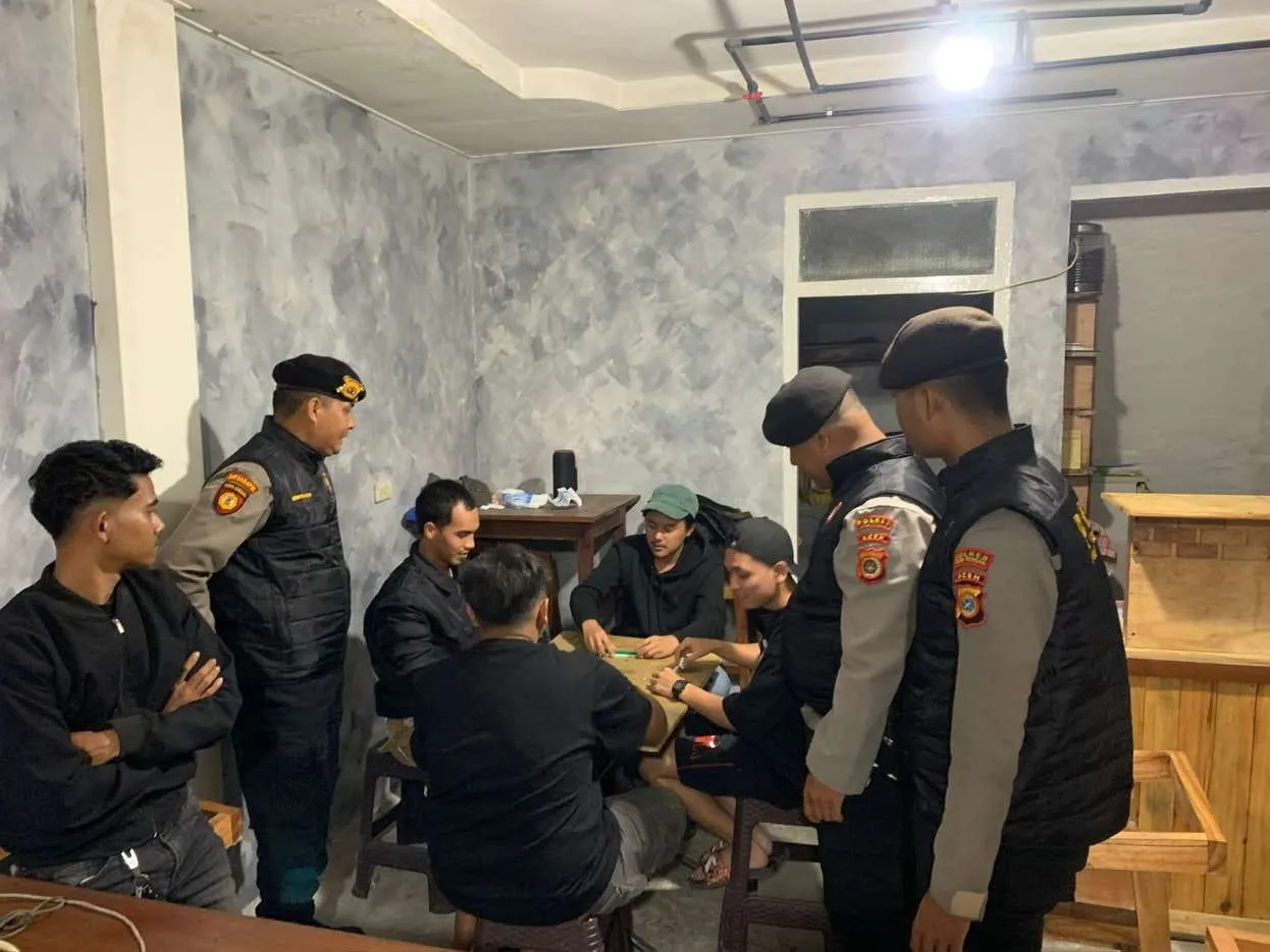 Sat Samapta Polres Aceh Tengah Patroli Malam Sambangi Toko dan Warga, Cegah Gangguan Kamtibmas