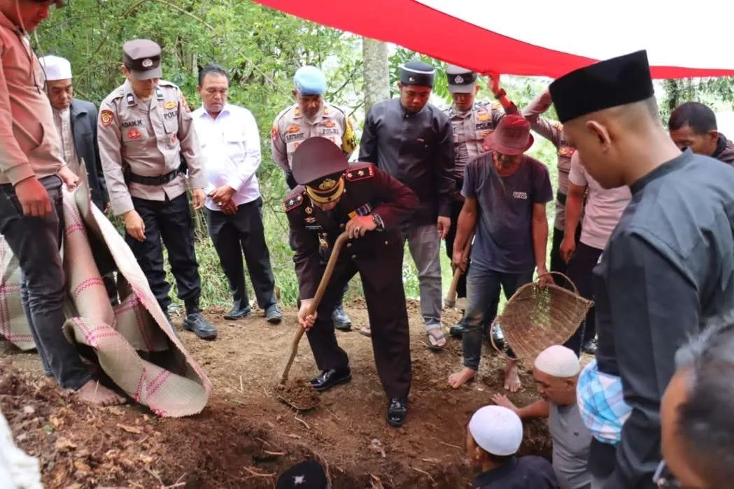 Wakapolres Aceh Tengah Pimpin Pemakaman Tradisi Kepolisian Alm. Bripda Mhd Rieza Fahlevi
