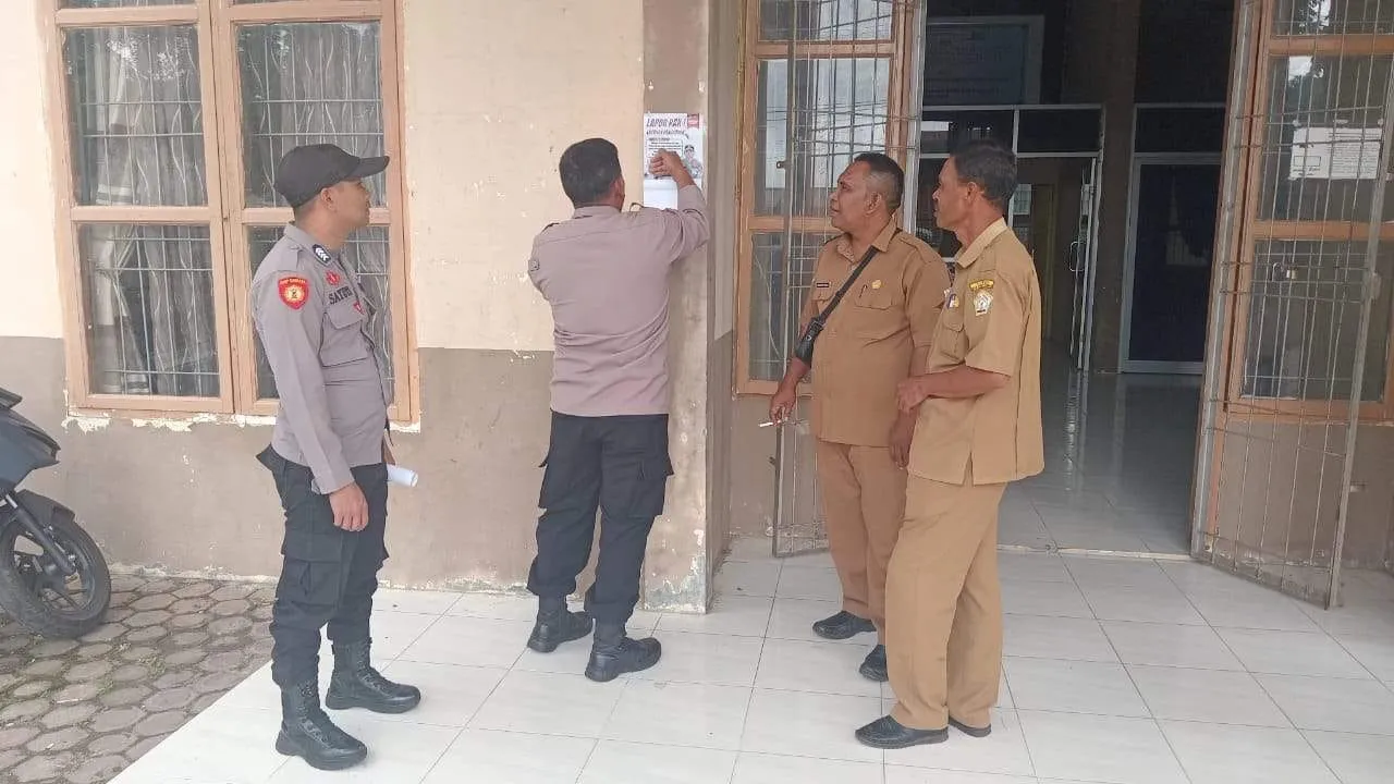 Dekatkan Layanan Pengaduan, Polsek Celala Tempel Brosur “Lapor Pak Kapolres” di Lokasi Publik