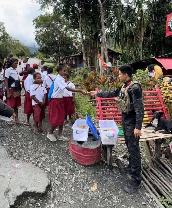 Sebagai Bentuk Kepedulian, Personel Satgas Ops Damai Cartenz Bagikan Sarapan untuk Anak-anak di Puncak Jaya