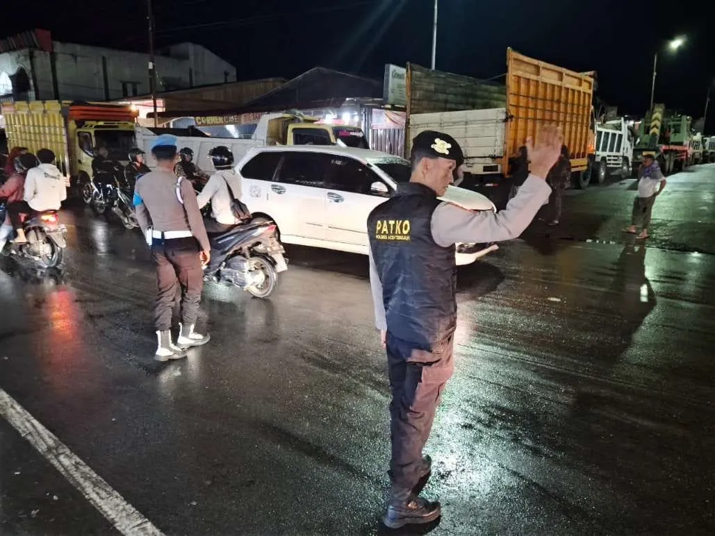 Patko Polres Aceh Tengah Intensifkan Patroli, Bantu Pengaturan di SPBU dan Sasar Titik Rawan Kota Takengon
