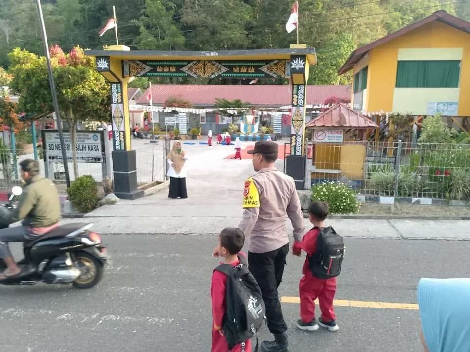 Polsek Silih Nara Atur Lalu Lintas dan Bantu Pelajar Menyeberang di Pagi Hari