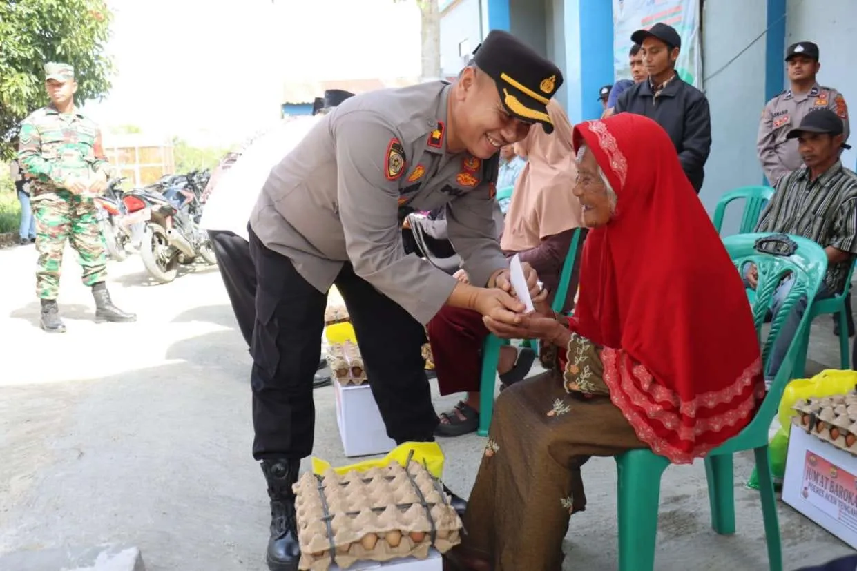 Polres Aceh Tengah Tebar Senyum Kebahagiaan, Warga Paya Dedep Terima Sembako dan Tali Asih