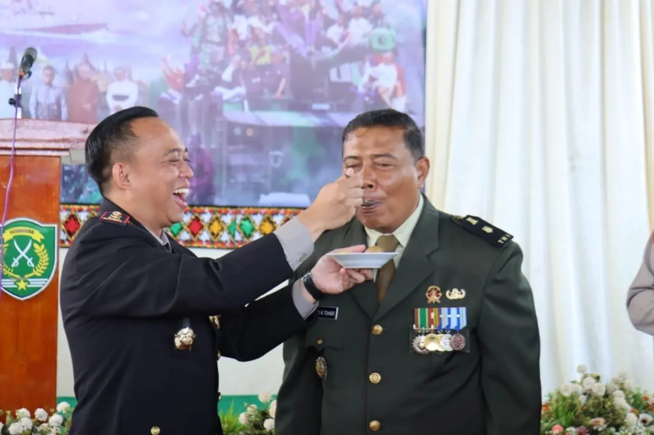 Kapolres Aceh Tengah Berikan Suprise Nasi Tumpeng di HUT ke-80 TNI, Wujud Soliditas dan Kekeluargaan TNI–Polri
