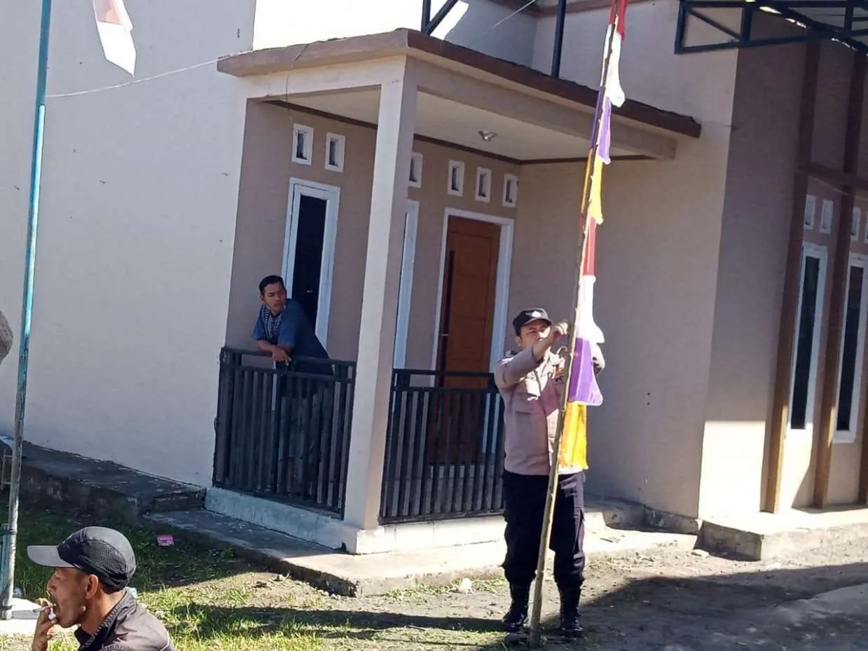 Semarakkan HUT RI ke-80, Bhabinkamtibmas Silih Nara dan Warga Kampung Arul Kumer Timur Pasang Bendera dan Umbul-Umbul