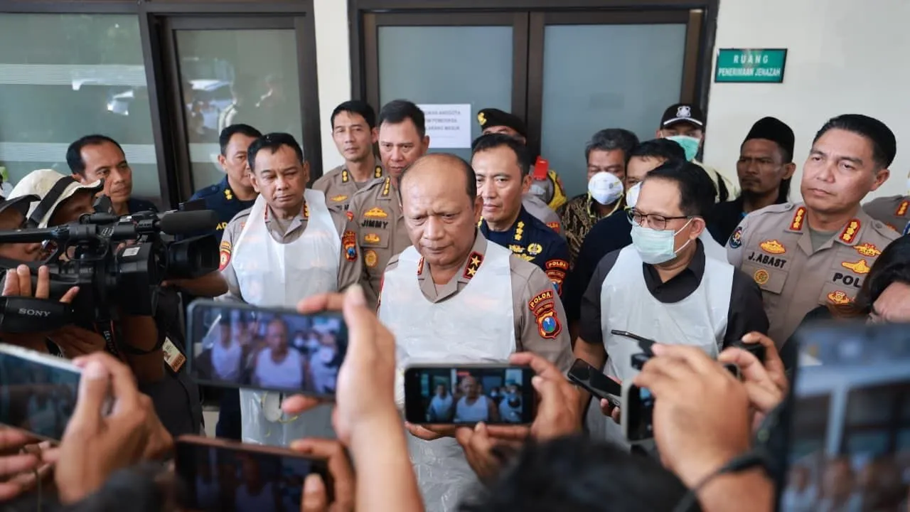Kapolda Jatim Tegaskan Proses Identifikasi Korban Robohnya Bangunan  Pesantren Al-Khoziny Berjalan Intensif