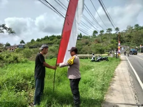 Semangat Cinta Tanah Air, Personel Polsek Kota dan Masyarakat Hiasi Kampung dengan Bendera Merah Putih dan Umbul-Umbul
